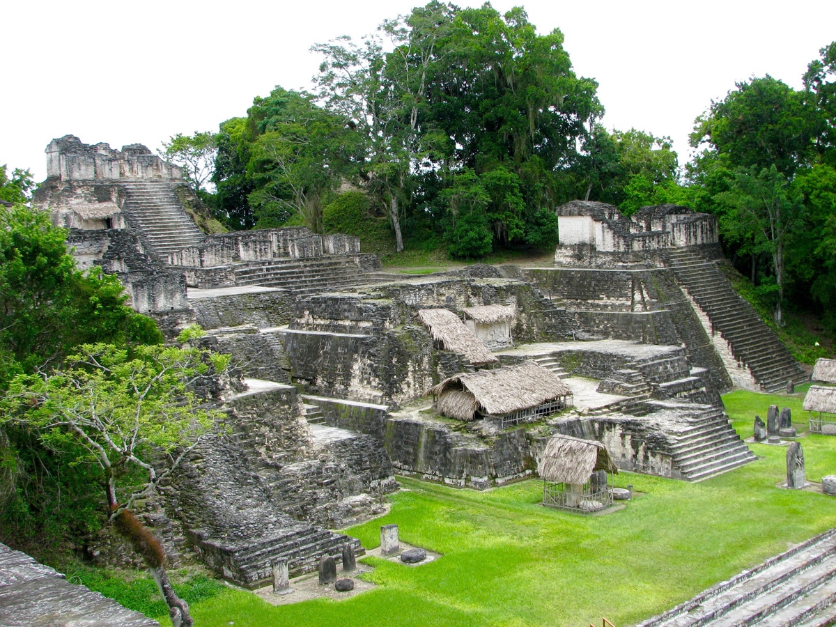 Photo d'un site maya lors d'un voyage au Guatemala pour le livre Chasseurs de pierres au Guatemala