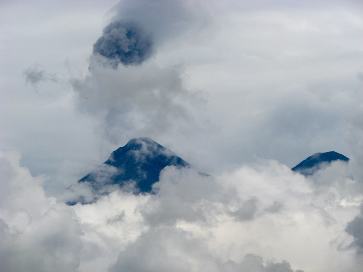 Photo d'un volcan lors d'un voyage au Guatemala pour le livre Chasseurs de pierres au Guatemala